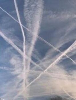 なぜか消えない飛行機雲？ケムトレイルとは何か？