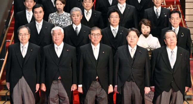石破内閣の集合写真と逆さズボン