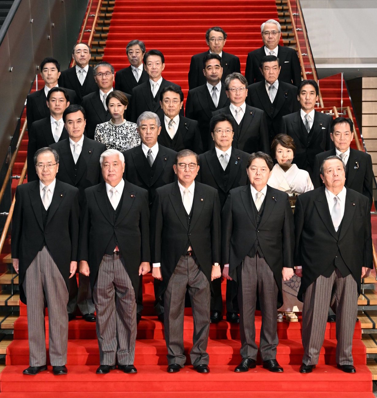 石破内閣の集合写真と逆さズボン