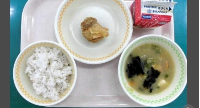 中抜きもあるし不健康！学校給食の闇とは