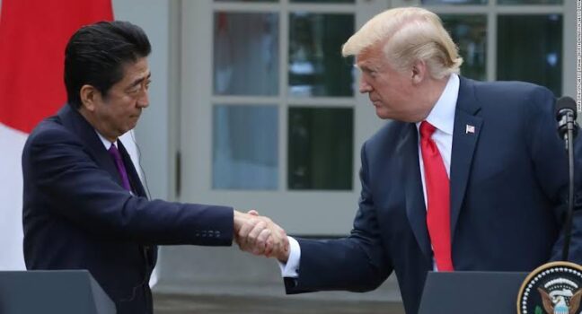 仲良くしてるフリ！トランプと安倍さんの関係